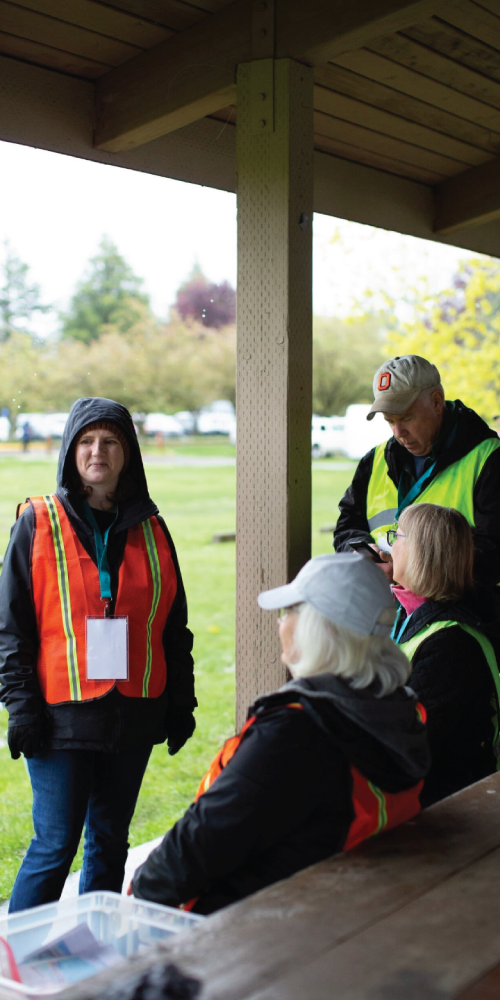 volunteers-in-vests